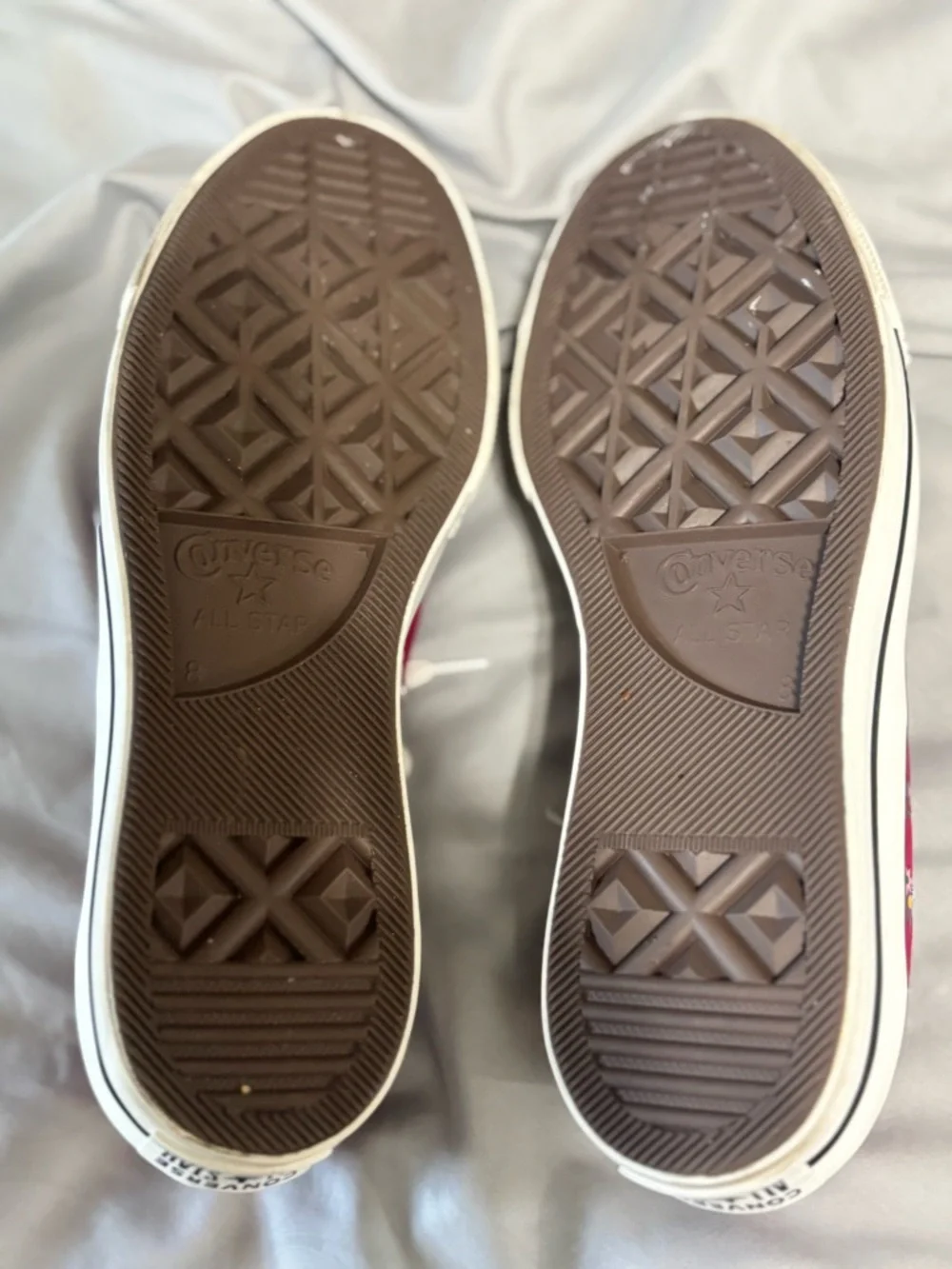 Women’s Converse tennis shoes - They are adorable! Worn once - Picture 4 of 4
